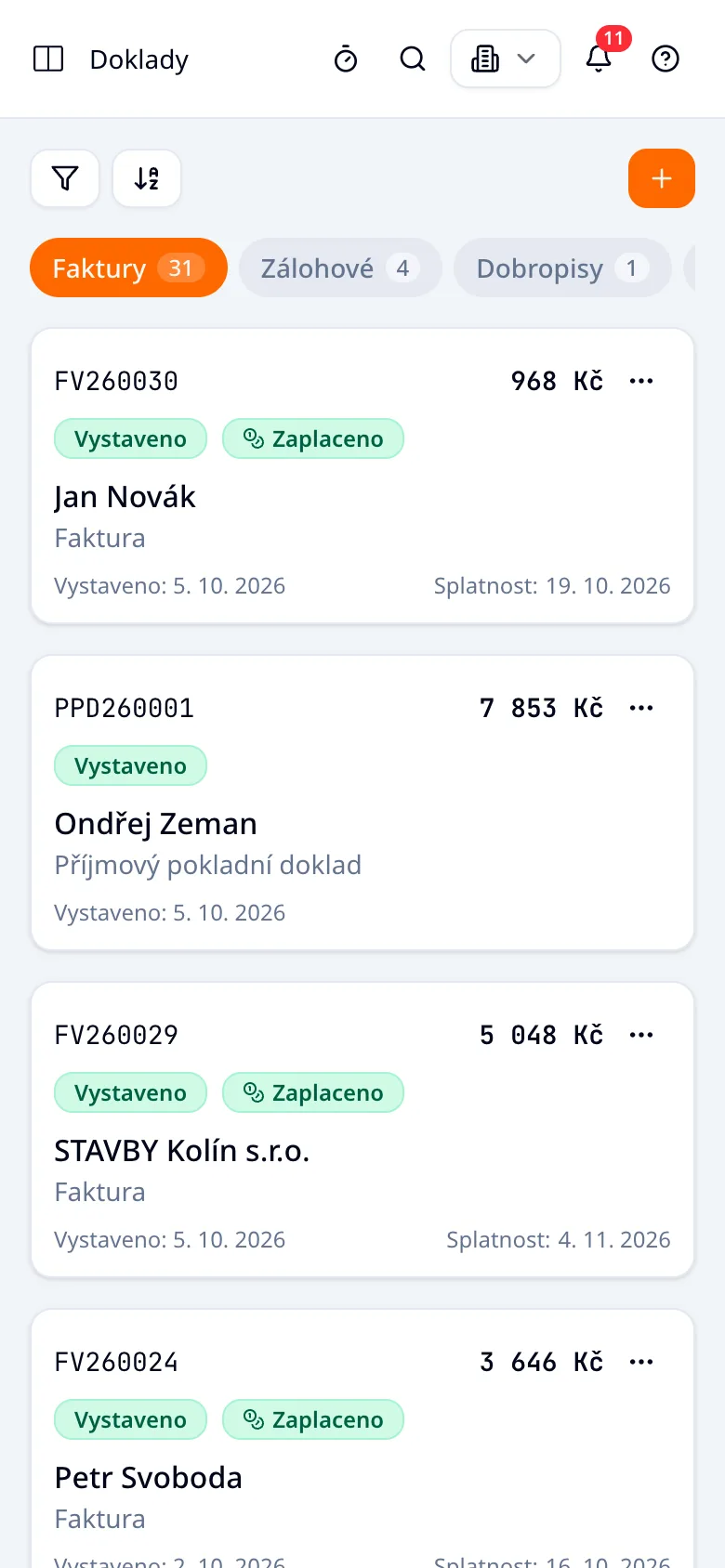 Seznam faktur v telefonu: karty s číslem, částkou, stavem vystavení a platby, příjemcem, datem vystavení a splatností