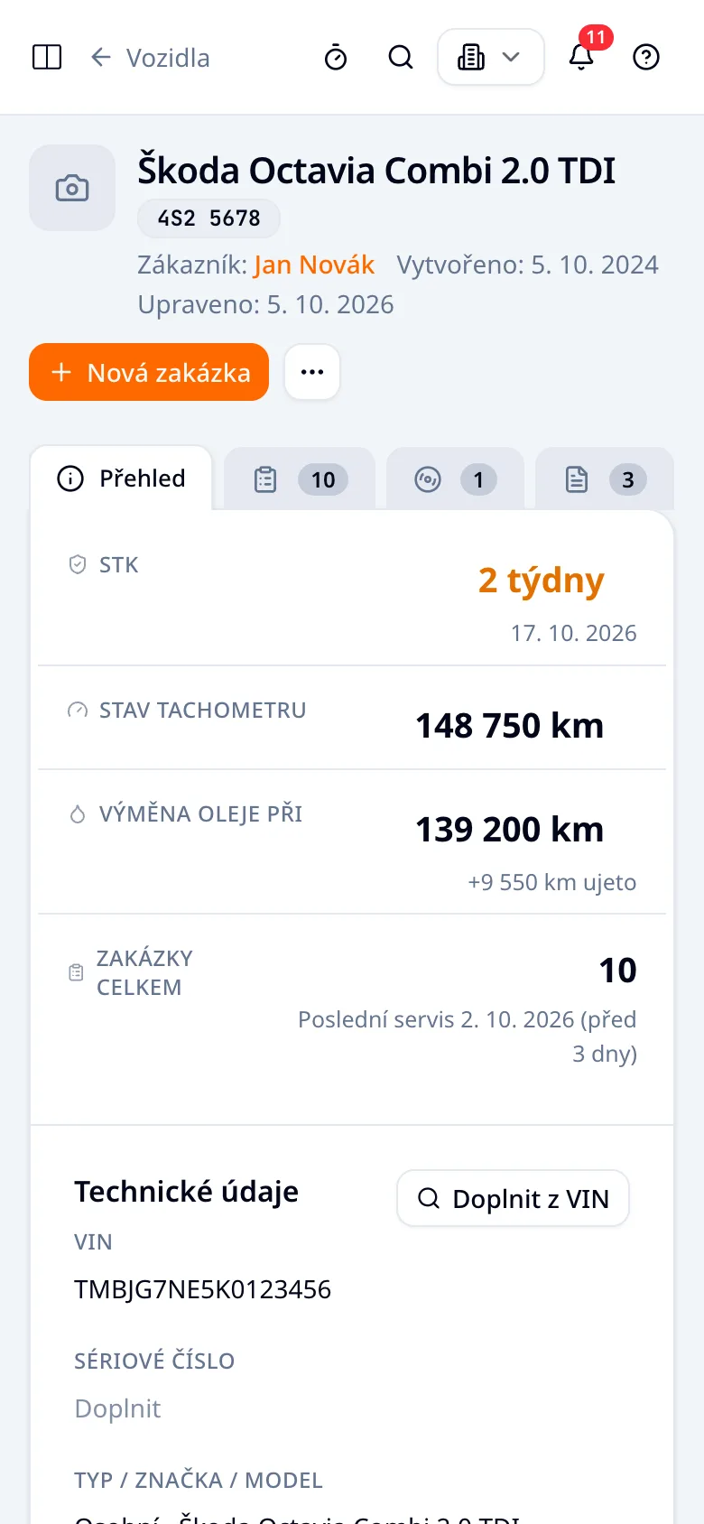 Karta vozidla Škoda Octavia Combi 2.0 TDI 4S2 5678 v telefonu: STK za 2 týdny, 17. 10. 2026, stav tachometru 148 750 km, výměna oleje při 139 200 km a zákazník Jan Novák